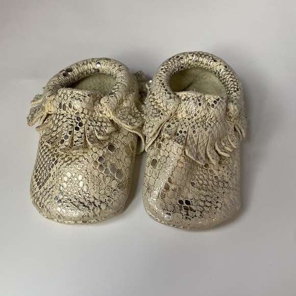 Freshly Picked Limited Edition Merci Soft Sole Moccasins Fringe Mocc Girl Silver - Picture 5 of 10